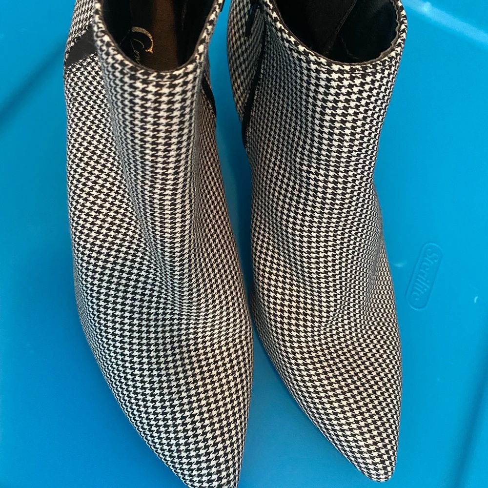 NWT Houndstooth print booties